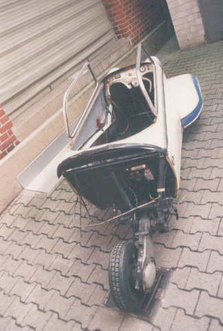 Messerschmitt Kabinenroller während der Demontage, Heck geöffnet, Motor freigelegt.