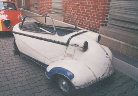 Zerlegtes Heck des Messerschmitt, Motor zugänglich.