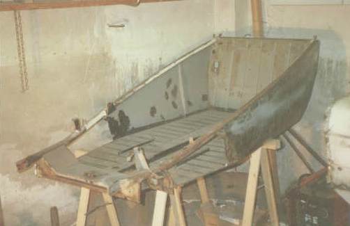 Karosserie des Messerschmitt Kabinenroller während der Schweissarbeiten, Bug und Radlaufbereich in Arbeit.