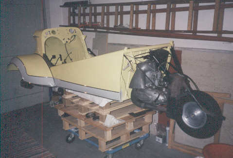 Armaturen und Hauptscheinwerfer am aufgebauten KaRo.