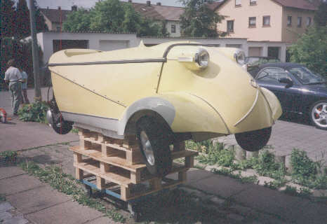 Montage von Kotflügel und Zierleisten am Messerschmitt Kabinenroller.