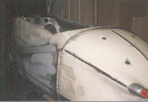 Sandgestrahlte und grundierte KaRo-Karosserie in rostbrauner Farbe.