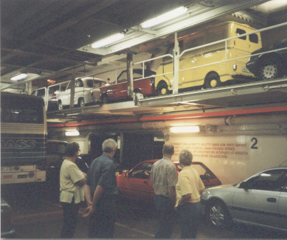 Kleinstwagen auf dem Autodeck der Fähre nach Helsinki.