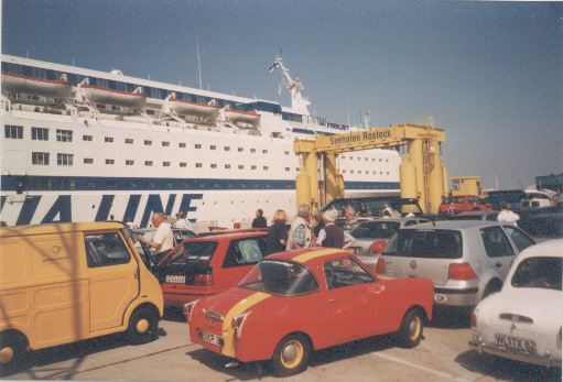 Kleine Fahrzeuge warten am Hafen in Rostock auf die Fähre.