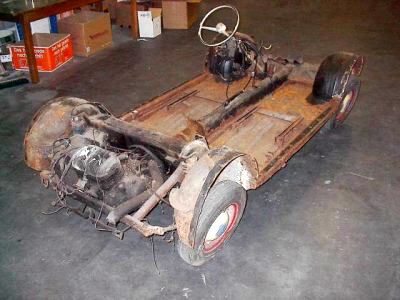 Innenraum des T 400 nach Ausbau der Innenausstattung, freie Sicht auf die Verschraubung.
