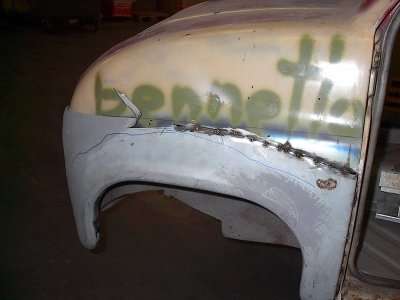 Vorderer linker Kotflügel mit aufgezeichnetem Umriss des Reparaturblechs.