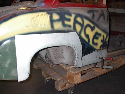Hinterer rechter Kotflügel mit eingesetztem Reparaturblech auf Stossfuge.