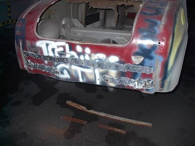 Heckbereich des T 400 mit freigelegten Schweisspunkten zwischen den doppelten Blechen.