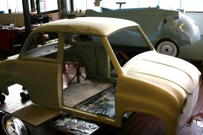 T 400-Karosserie nach dem Sandstrahlen, bereit für die Vorbehandlung.