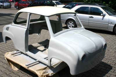 Füller auf der T 400-Karosserie, fein geschliffen.