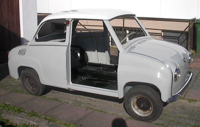 Bodengruppe von unten mit Zügen, Bremsleitungen und Kabelbaum bestückt.