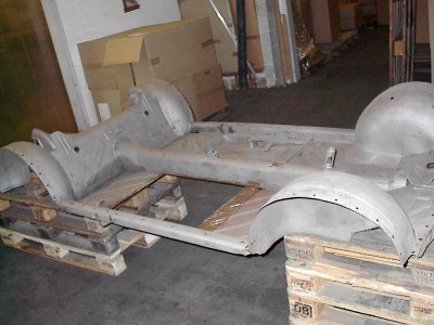 Abgehobene Karosserie des T 400 neben der freigelegten Bodengruppe.