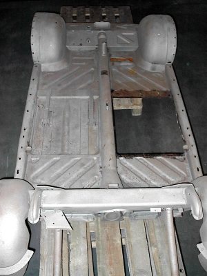 Bodengruppe des T 400 nach dem Sandstrahlen, blanker Stahl sichtbar.