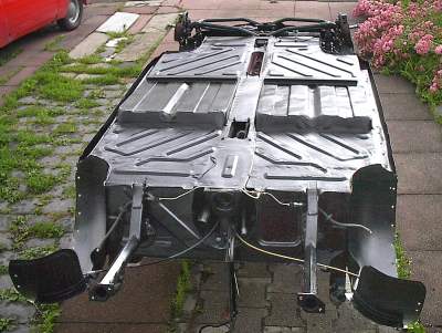 Bodengruppe umgedreht, Motor mit Hinterachse eingebaut.
