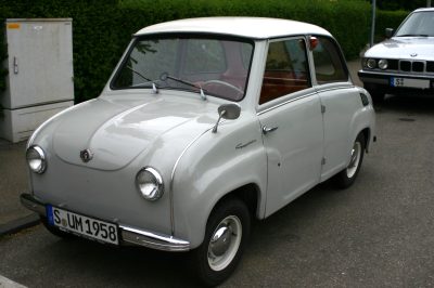 Der fertig restaurierte Goggomobil T 400 in Blau, Montage und Aufbau abgeschlossen.