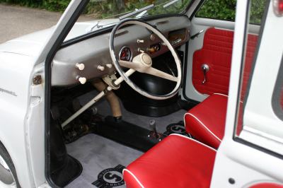 Fertig restaurierter Goggomobil T 400 im Freien.